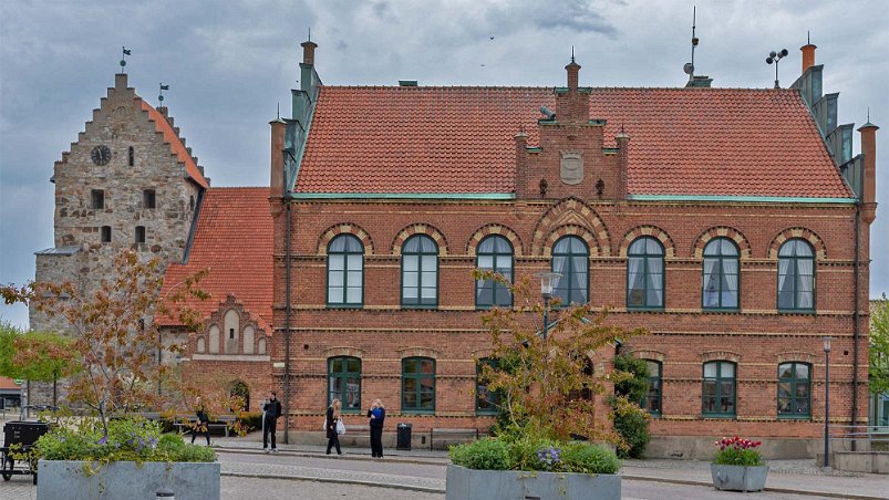 Rådhuset i Simrishamn Rådhuset i nygotik, byggt 1867. T.v S:t Nicoali kyrka.