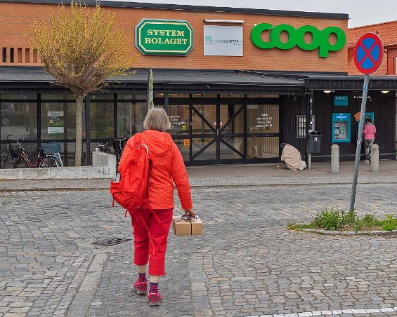 Stadsvandring i Simrishamn Till systembutiken för att köpa två burkar öl till de nyinköpta rostbiffmackorna.
