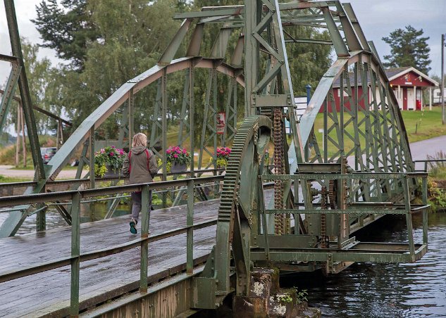 Kvällspromenad på skjutbron i Håverud 1408173 Kvällspromenad på skjutbron i Håverud