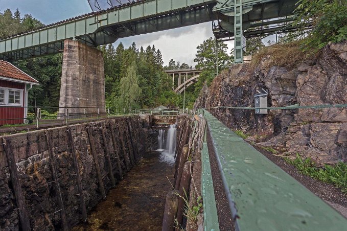 Järnvägsbron ovanför slussen till Akvedukten Järnvägsbron ovanför slussen till Akvedukten. Akvedukten var en genialisk lösning på ett stort problem. Det verkade inte möjligt att bygga kanal och slussar här...