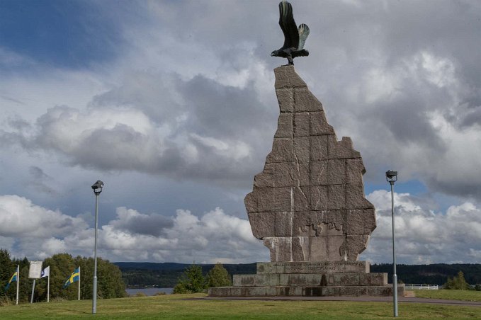 Stamfrändemonumentet Stamfrändemonumentet, vid golfbanan i Rottneros, står som symbol för den finska invandringen och för den värmländska utvandringen till USA. Monumentet uppfördes...