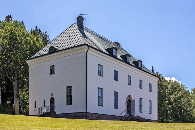Övralid Övralid var diktaren Verner von Heidenstams hem 1925–1940. Han levde här med danskan Kate Bang samt två hushållerskor; Ida Eriksson och Frida Andersson.