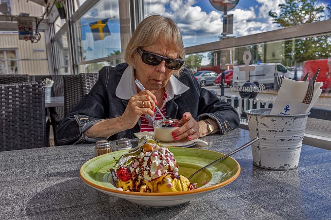 Dessertfrossai Askersund Efter middagen: dessert med marängswiss. Kristina äter panakotta.