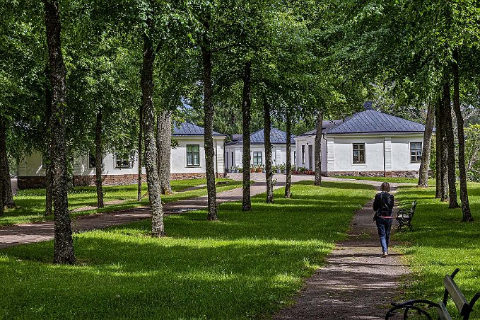 Stjernsunds slott Promenad i allén till Stjernsunds slott från bilparkeringen.