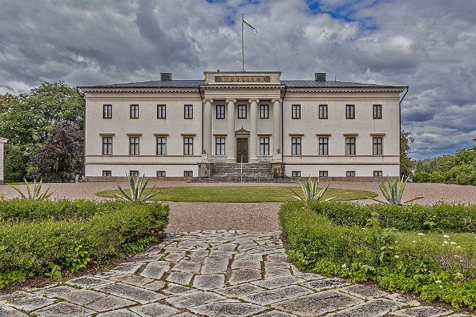 Stjernsunds slott Slottet bygdes 1798–1801 efter ritningar av Carl Fredrik Sundvall i den då moderna nyantika stilen. Augusta Reuterswärd testamenterade 1948, slottet och parken,...