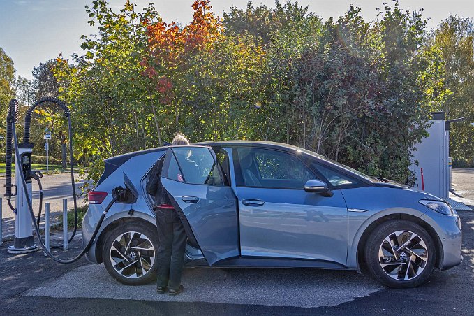 Laddning i Bollnäs Laddar bilen på en av InCharges laddstolpar vid Max i Bollnäs.