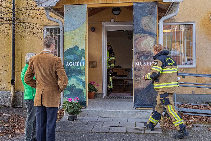 Brandlarm i Aguélimuseet Räddningstjänsten anländer sedan brandlarmet gått museet – dock falsklarm.