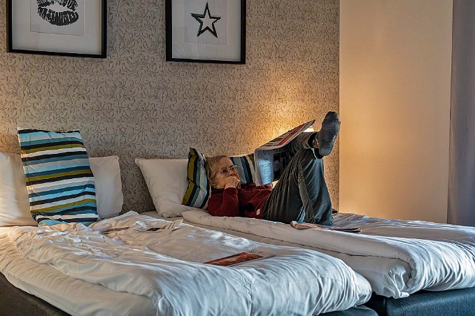 Lässtund i hotellrummet En lässtund innan vi åker till Måns-Ols värdshus.