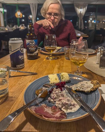 Måns-Ols värdshus Rökt hjort och pepparrot på fröknäcke, lufttorkad karré, ostarna Blå & Linnéa och äppelmarmelad.