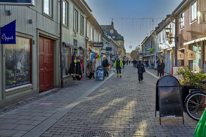 Rådmansgatan i Sala På väg till fika på gåggatan Rådmansgatan i Sala.