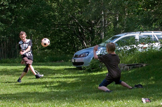 Fotboll - Sebastian skjuter