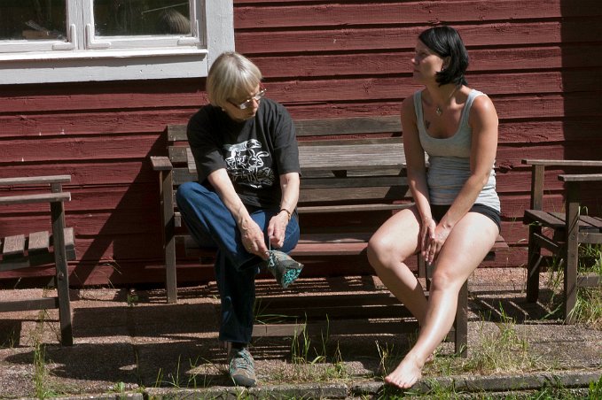 Kristina och Helena på bänken