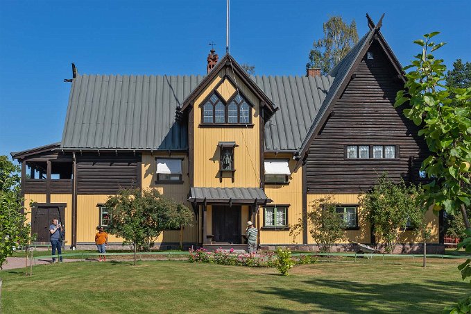 Zorngården Husets historia går tillbaka 1886, då den 26-årige Anders Zorn förvärvade ett stycke mark bredvid Mora kyrka. Dit flyttade han en liten timmerstuga från sin...