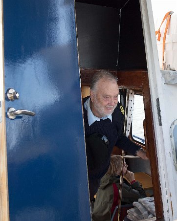 Skepparen Skepparen Sune Tholin på sin båt m/s Rotösund.