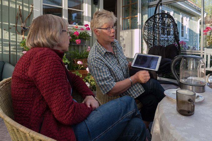 Hos Eliassons Eivor visar bilder på parets husbygge.