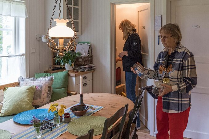 Hos Erland & Ingrid Kristina får glasburkar till våra torkade svampar.
