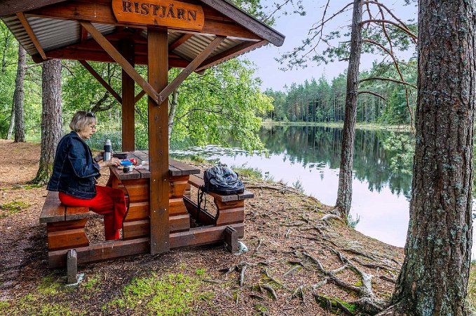 Rastplats Fikarast vid litet tjärn mellan Örebro och Karlskoga.