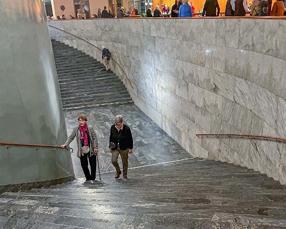 Göteborgs konserthus Trappan upp från garderobshallen.