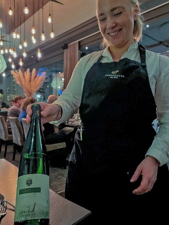 Vinpresentation Den trevliga servetrisen på Fiskekrogen presenterar vinet.