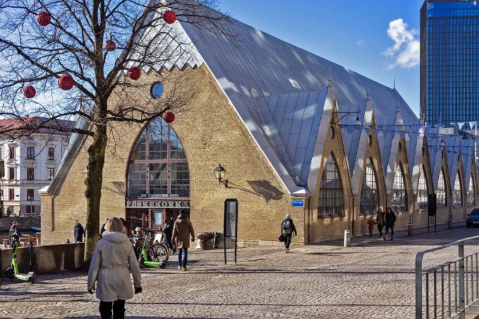 Feskekôrka i Göteborg På väg till lunch i nyrenoverade Feskekôrka, byggd 1874, har fått sitt namn efter sin arkitektoniska stil med spetsbågade fönster och konstruktion utan...