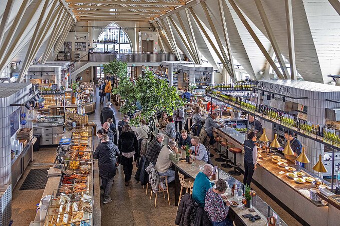 Feskekôrka i Göteborg Mångas lunchserveringar inne i Feskekôrkan.