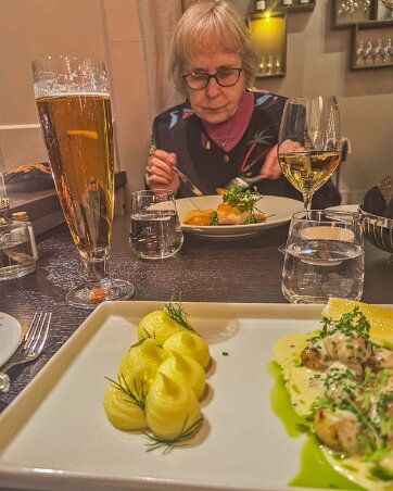 Middag i Fiskekrogen Kristina beställer som huvudrätt dagens fisk dvs pocherad skrej.