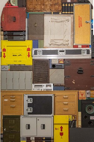 Gåteborsg konstmuseum Archie 2014: Michael Johansson ha fått tillstånd från Görborgs konstmuseums gömmor använda gamla skrivbordshurtsar, arkivskåp, pärmar, telefoner med mera till...