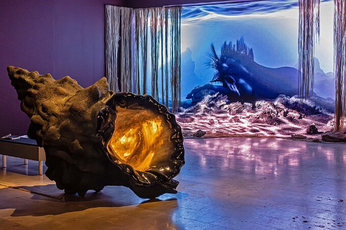 Göteborgs konstmuseum Lena Trapps utställning, installationsbild. Till vänster ”We Call it home” (2024. I bakgrunden syns animationen ”Deconstruction of Nothingness” (2024). Här...