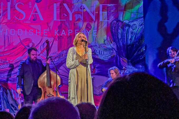Stenhammarsalen i Konserthuset I Stenhammarsalen i Konserthuset lyssnar vi på ”Norrländskt vemod på jiddisch” med Louisa Lyne & di Yiddishe Kapelye.