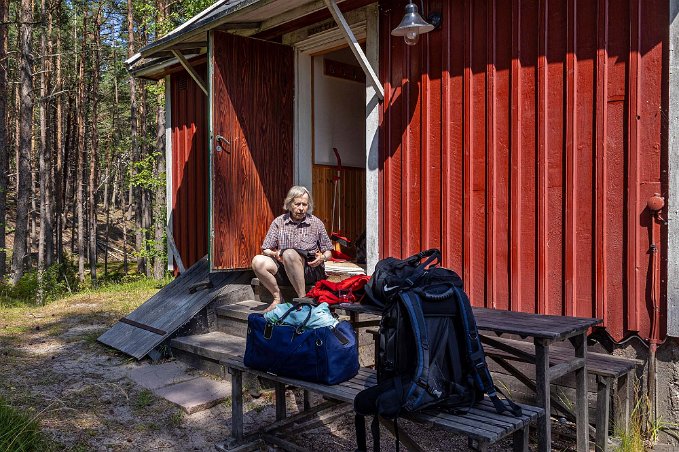 Äntlıgen vid Tottebo Kristina pustar ut på trappan till Tottebo efter promenaden från Las Palmas.