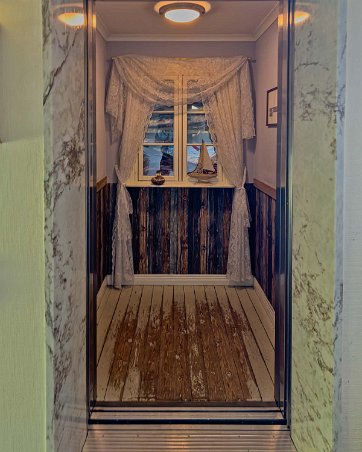 Krogbesök i Nynäshamn Den originellt inredda hissen i Skärgårdshotellet.