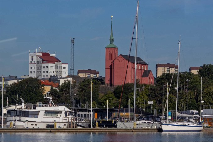 Kapell-och hamnvy Kyrkan i Nynäshamn byggdes 1930 och tornar högt över samhället, synligt från långt håll. På platsen stod tidigare en fyr. Byggnaden ritades av arkitekten Lars...