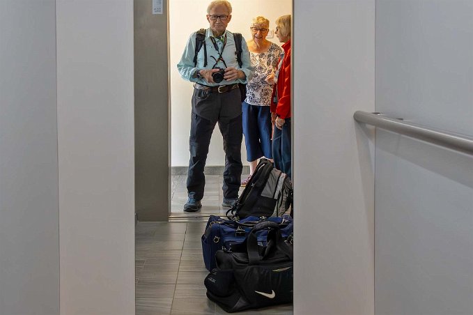 Klart för avsresa På väg ned i hissen till garaget för att av Ulla bli köd till tågstationen.