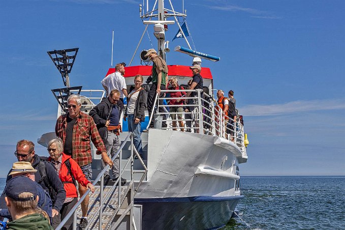 Landstigning Innan landsstigningen skickas bagaget i land genom genom att passsagerarna bildar en langningskedja.