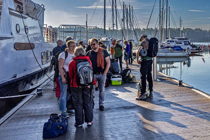 Möte på kajen Samtal i kön på kajen vid Gotska Sandön-båten med ett finländskt par.