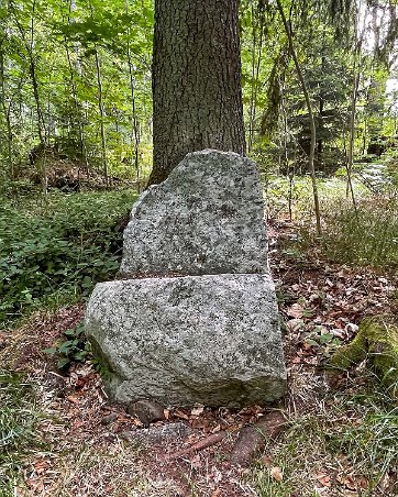 Hård vilplats Stenstol bredvid stigen på Granön.