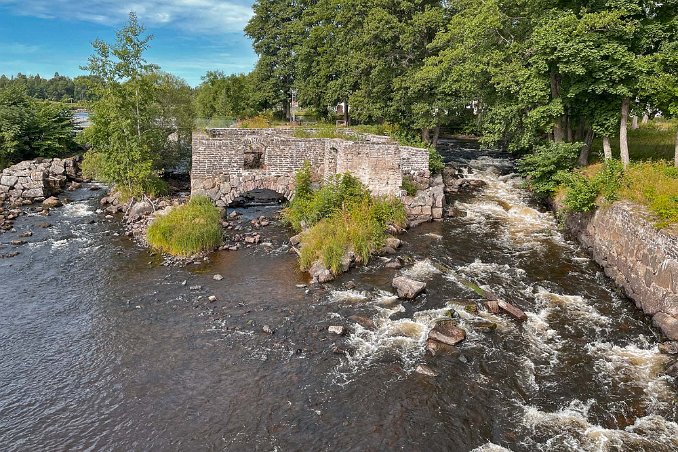 Kvarnruinen i forsen Rester av en gammal mjölkvarn vid Gysingeforsen Gysinge.
