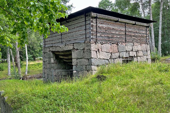 Masugn i Gysinge Mulltimmersmasugn, uppförd 1822, i Gysinge. Malm, träkol och kalkfördes på bryggor till masugnskransen uppe på taket. Det är endast masugnen som finns bevarad....