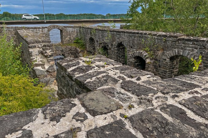 Ruin efter mjölkvarn Mjölkvarnen byggdes 1765 och ersatte en äldre kvarn på ön. Den nya kvarnen togs ur bruk i början av 1900-talet och revs 1943. Ruinen bevaras som minne av...
