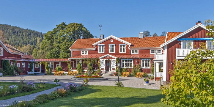 Järvsöbaden 1905 grundads Järvsöbaden som en kuranstalt och 1935 blev den ett pensionat. I dag för fjärde generationen hotelltraditionen vidare. I flygeln till vänster...