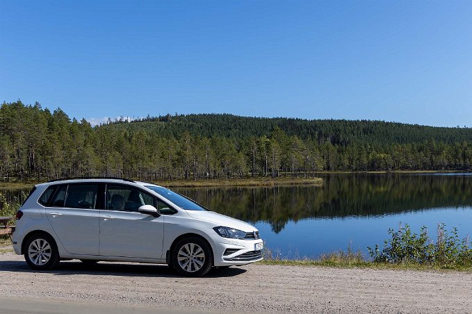 Bilen vid Lilla Svartsjön Lilla Svartsjön ligger vid Svartsjövägen mot Ängebo, cirka 15 kilometer norr om Ljusdal.