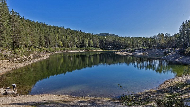Gröntjärn Inga bäckar förser tjärnen med vatten. Till stor del beror det på att regnvattnet genast kan leta sig ner till grundvattnet genom den genomsläppliga marken....