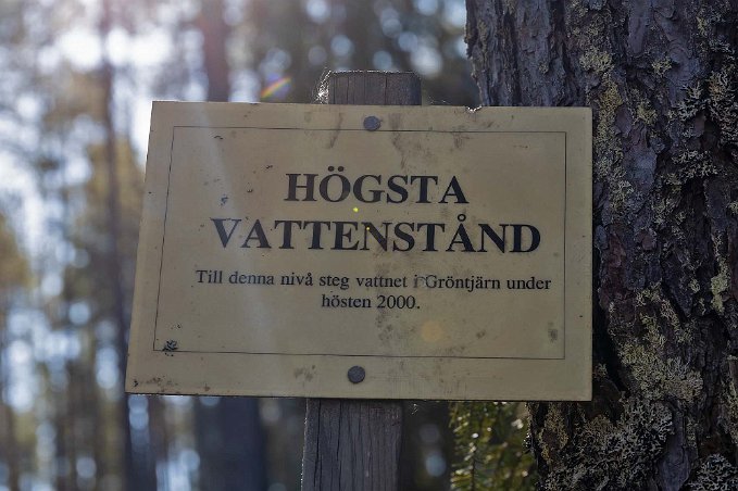 Högt vattenstånd Högnivån 14 meter finns markerad med en skylt vid ingången till sjön.