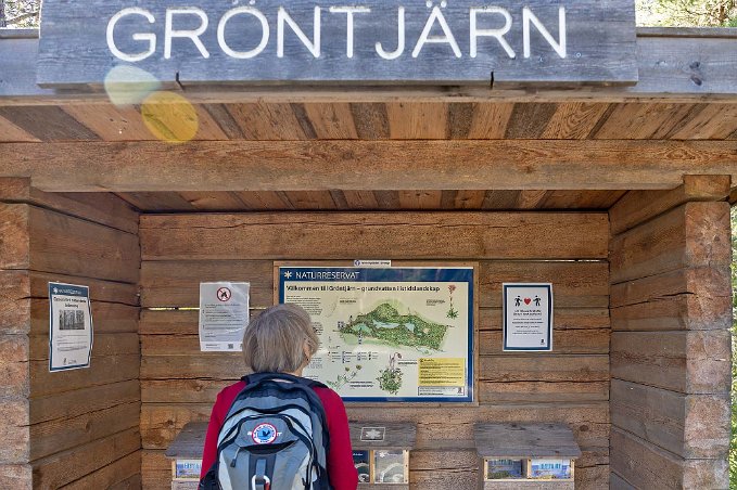 Informationsplats Naturreservatet Gröntjärn ligger i en trång dalgång, omgiven av höga berg –omkring 5 kilometer väster om byn Västerstråsjö och 25 kilometer nordväst om Delsbo....