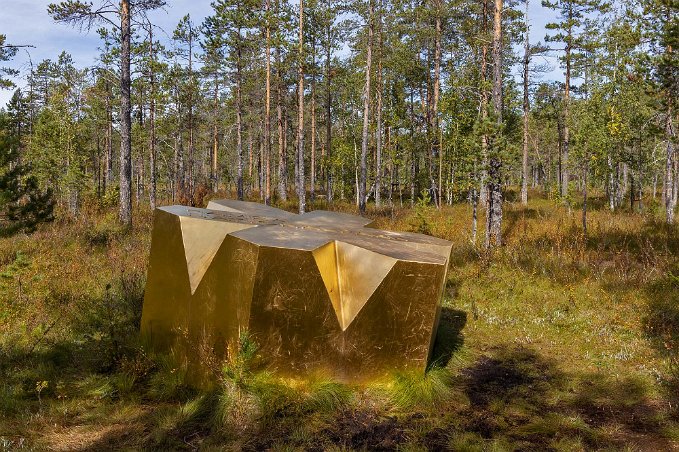 Guldkrona på myrmark En gyllene snöstjärna vid huvudentrén till Hamra nationalpark har i sin tredimensionella form dubbel betydelse. Den blir en krona – symbolen för Sveriges...