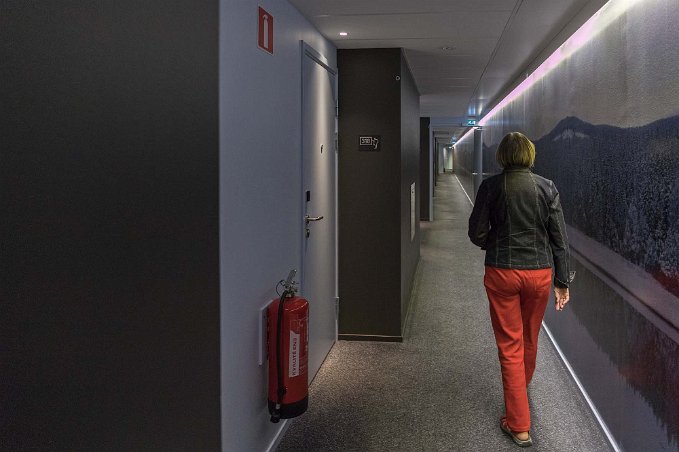 I vandrarhemmet Mycket lång hotellkorridor.