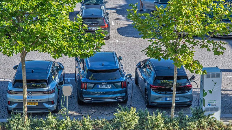Laddning pågår i Karlskrona Vår bil laddas vid Green Charge laddningsstation mitt emot hotellet i Karlskrona.