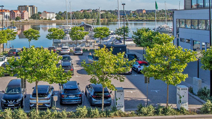 Laddningsstation mitt emot hotellet Vår bil laddas vid Green Charge laddningsstation mitt emot hotellet i Karlskrona.
