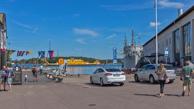 Stumholmen i Karlskrona Vägfärja passerar Stumholmen på väg in till Handelshamnen i Karlskrona, öster om Trossö. Till vänster slup-och barkasskjulet. Till höger minsveparen Bremön.