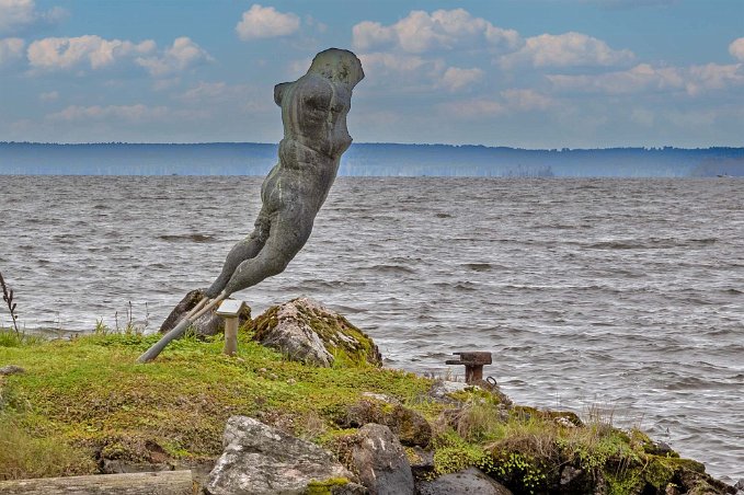 Brixelgården Vid Hjälmarens strandkant. Yasaka, hon som alltid reser sig upp igen, oavsett vad som har hänt.